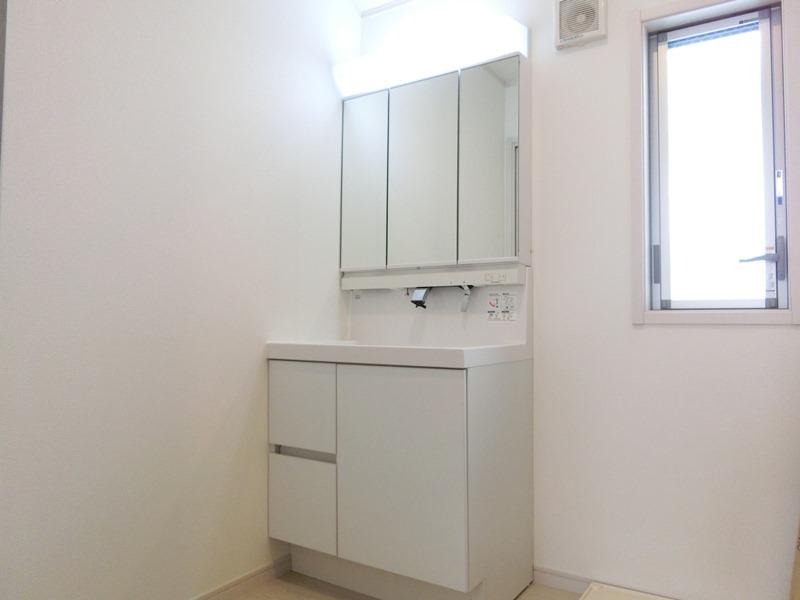 Wash basin, toilet. Vanity is the back of the three-sided mirror we become and storage. Since it is also the shampoo dresser can be neat storage and toothbrush and hair dressing. 