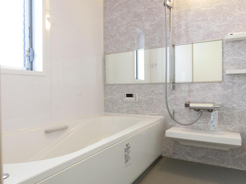 Bathroom. Bathing one tsubo type. It is possible to bathe comfortably stretched out leg will heal fatigue of the day. 