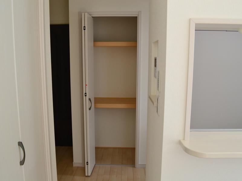 Receipt. Living storage 2 places. You can clean solution because the cleaning tools and clutter tend living, such as toys for children also there is a storage. 