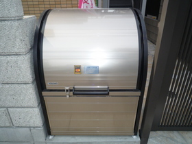 Other common areas. With happy dust box