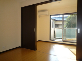 Living and room. Facing south ・ Corner room per day is a good air conditioning Installed!
