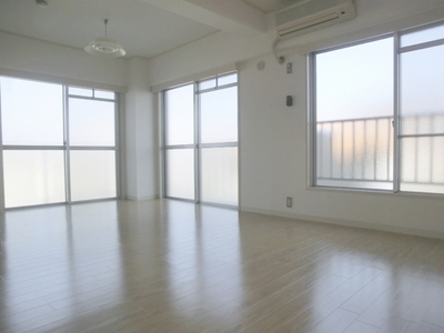 Living and room. Window is bright because there are a lot