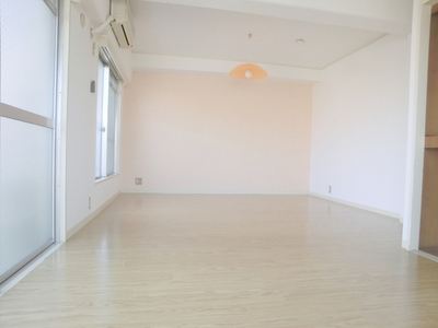 Living and room. You can comfortable life in the large room (^ O ^)