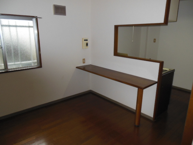 Other room space. DK counter