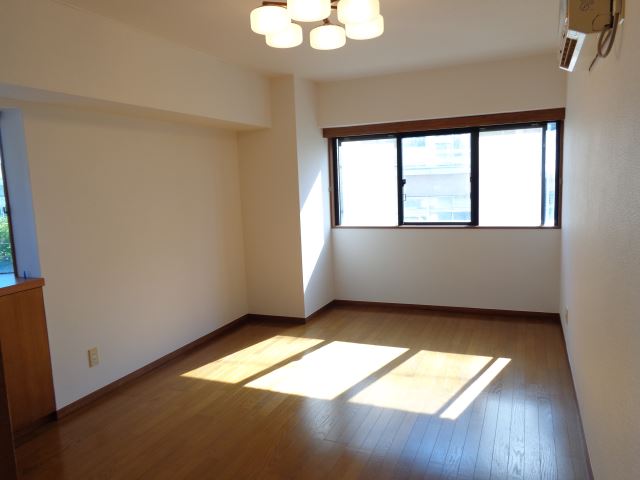 Living and room. Western-style 13 Pledge