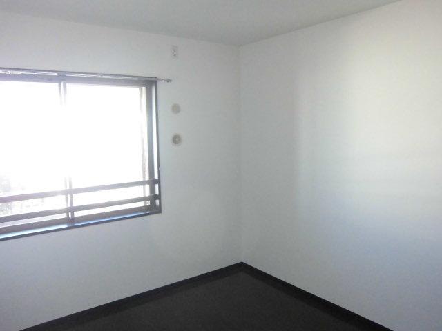 Non-living room. Western is