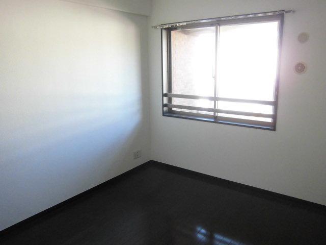 Non-living room. Western is