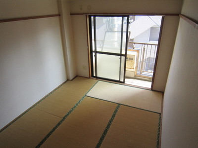 Living and room. Tatami mat replacement is done before you move