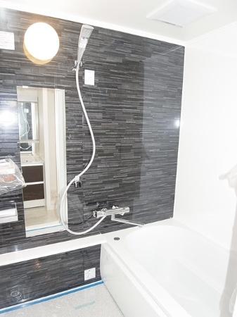 Bathroom. Black wall produce a luxury add-fired function with bus
