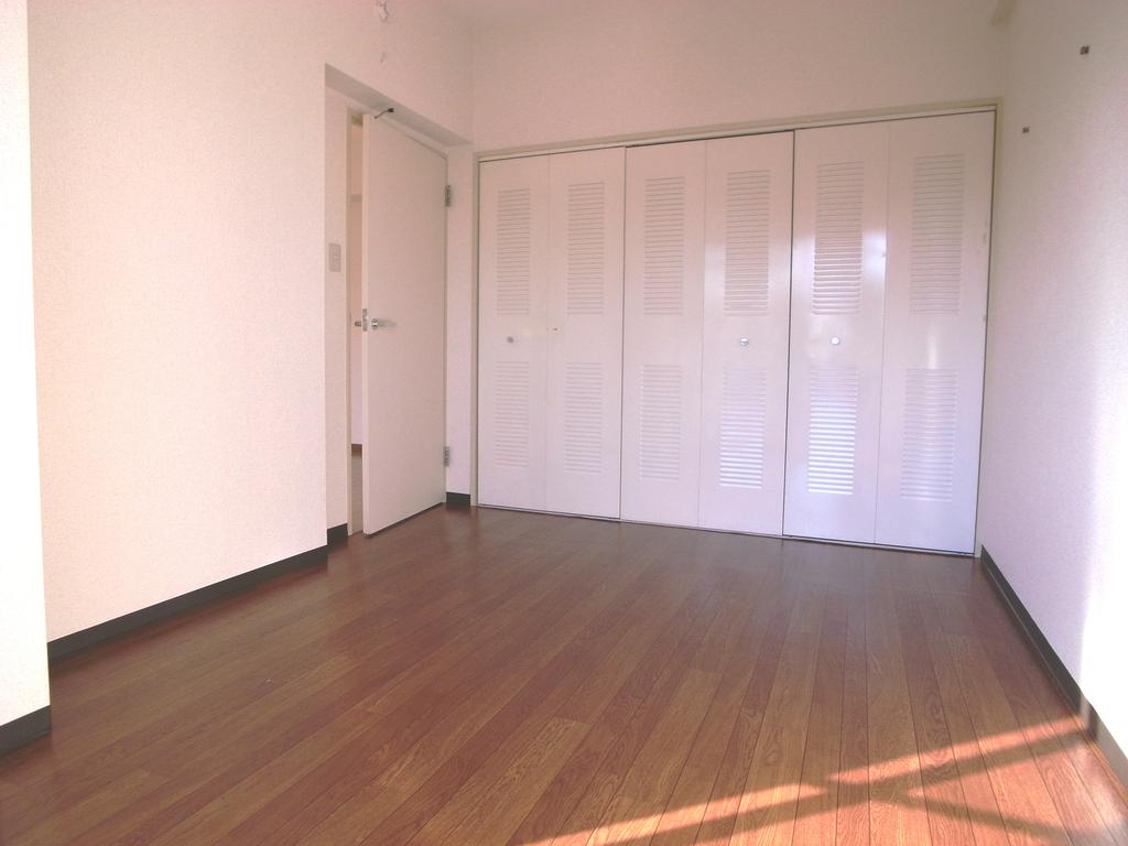 Living and room. Closet with Western-style