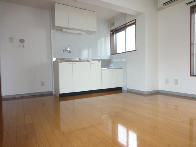 Kitchen. Flooring is shiny ☆ 
