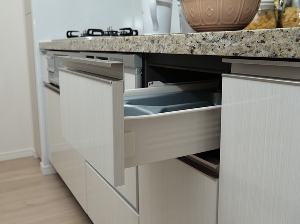 Kitchen.  [Drawer function (Bull motion function)] The drawer, Soften the impact when the close, It has adopted a bull motion functions close to the quiet. (Except for some)