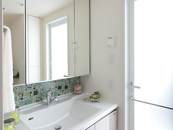 Bathing-wash room.  [Powder Room] Care easy, Wash room to wash the bowl of a beautiful artificial marble counter integrated in appearance provided. Three-sided mirror back storage Ya, Abundant storage space such as a linen cabinet has also been secured.