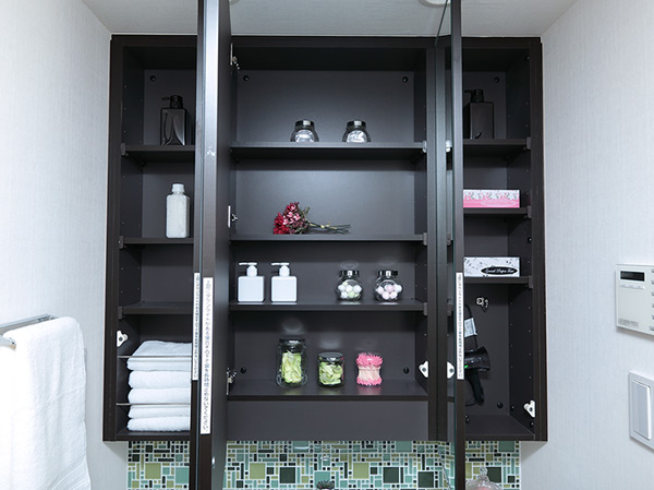 Bathing-wash room.  [Large three-sided mirror] Set up a convenient large three-sided mirror in the housing, such as cosmetics and accessories. You can keep a beautiful vanity around. Also, Provided also tissue spaces and dryer hook, Also consideration of the day-to-day usability.