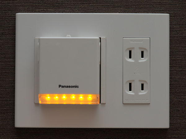 earthquake ・ Disaster-prevention measures.  [Security lighting with brightness sensor] It senses the brightness, Darkening the lights, Brighter and adopt the brightness of the security lighting with sensors that turn off. In addition to increasing the automatic lighting and safety in the event of a power failure, It is useful because it can be used as a flashlight to remove.