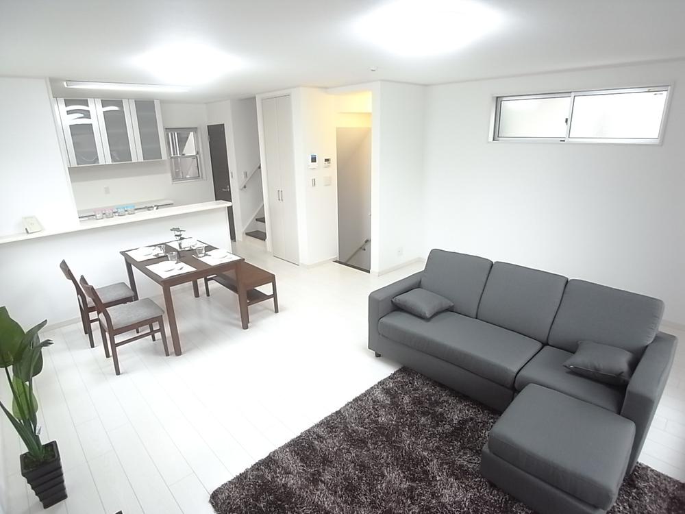 Living. We are living in the model house D Building. Spacious 19.3 quires living.