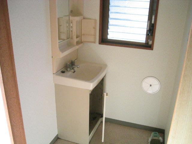 Washroom. Independent wash basin