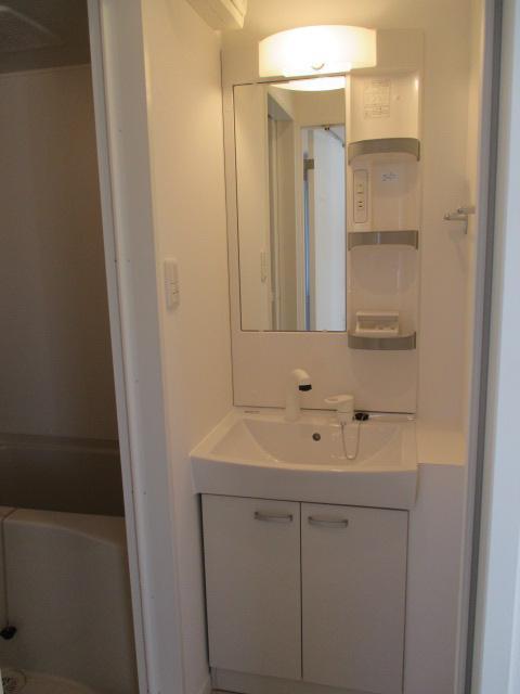 Washroom. Shampoo dresser