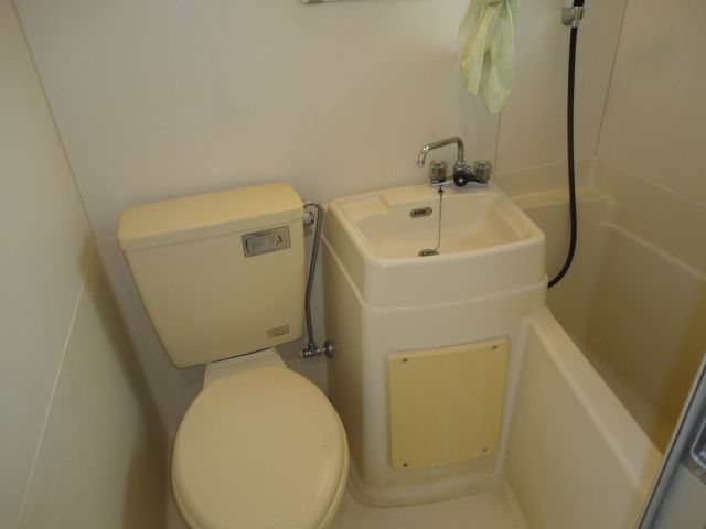 Bath. With window! !