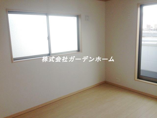 Non-living room. Light of the sun and pours and Sansan