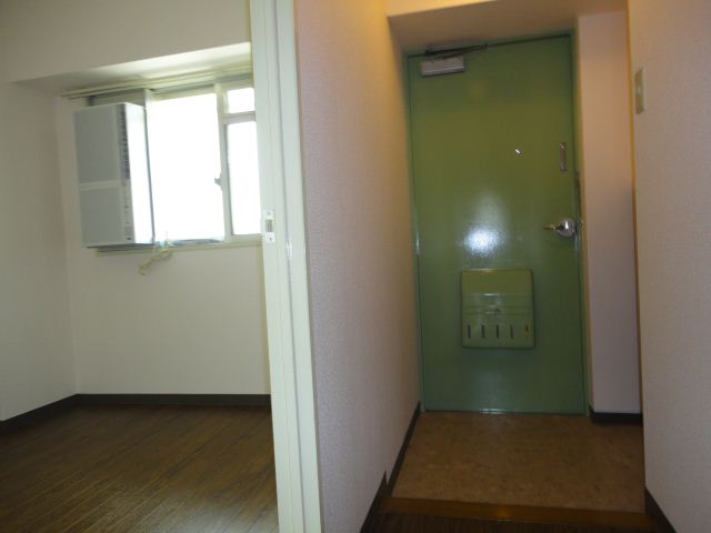 Entrance. Yes window