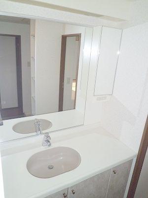 Wash basin, toilet. Wash basin