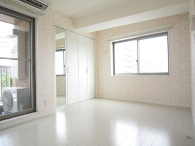 Living and room. Western style room ・ Two-sided lighting