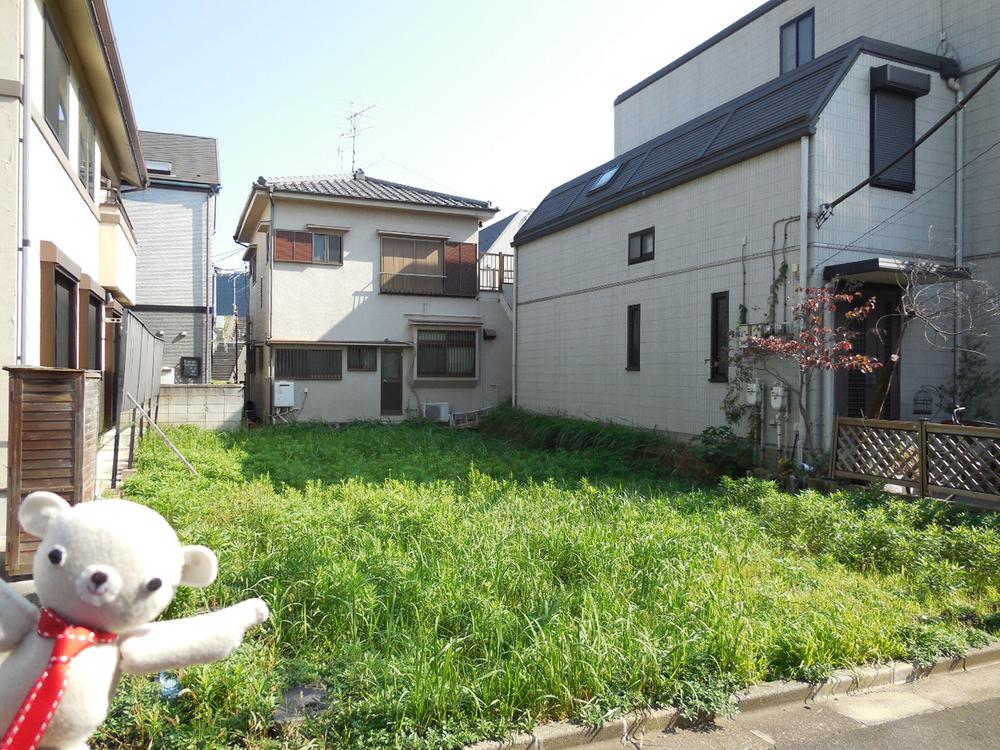 Local photos, including front road. Local (10 May 2013) Shooting Located in the corner of a quiet residential area