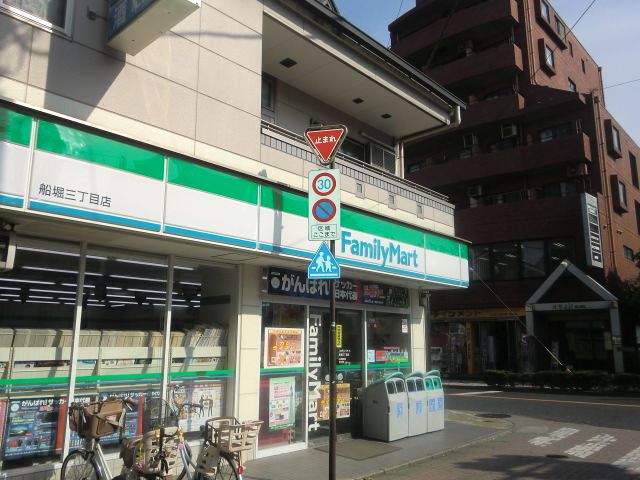 Convenience store. 520m to Family Mart (convenience store)