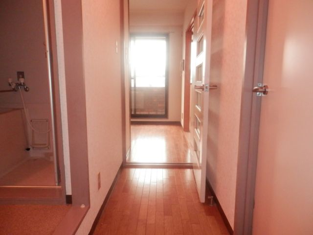 Other room space. Middle corridor