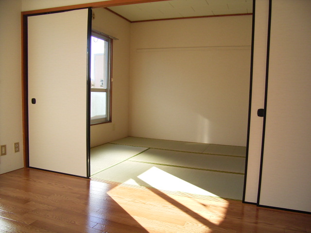 Living and room. You can also use it as a large room and remove the partition of the sliding door! ! 