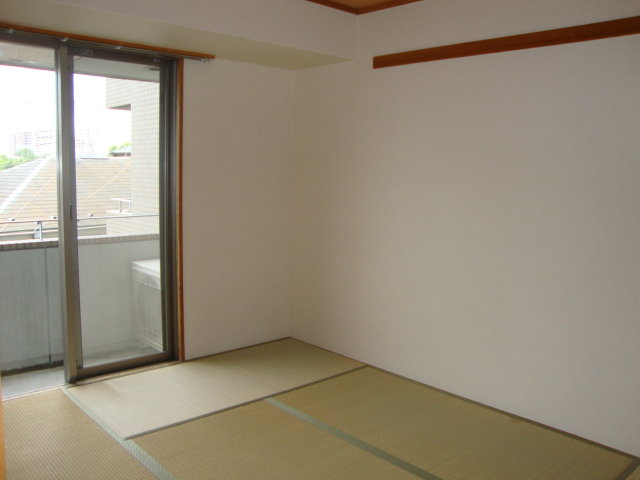 Other room space. Images of the same type of room