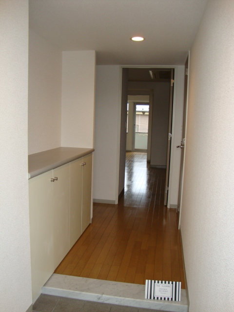 Entrance. Images of the same type of room