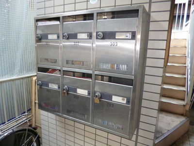 Other common areas. It comes with a set post!