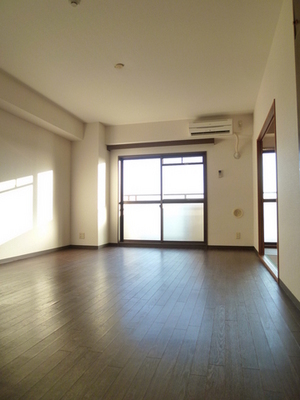 Living and room. Because on the south-facing sunny good upper floors is the view may be the charm.