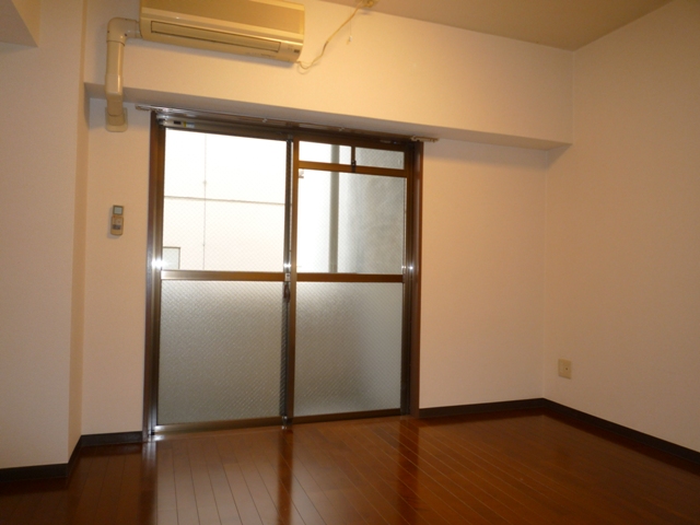 Living and room. Western-style sweep window