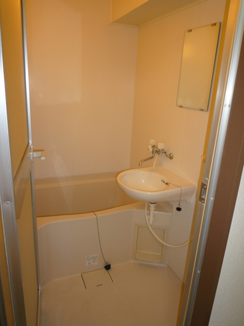 Bath. Furotoire by, Washbasin