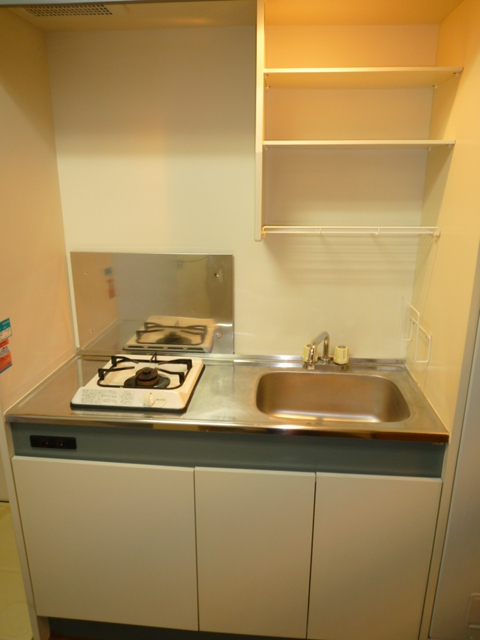 Kitchen. 1-neck with gas stove