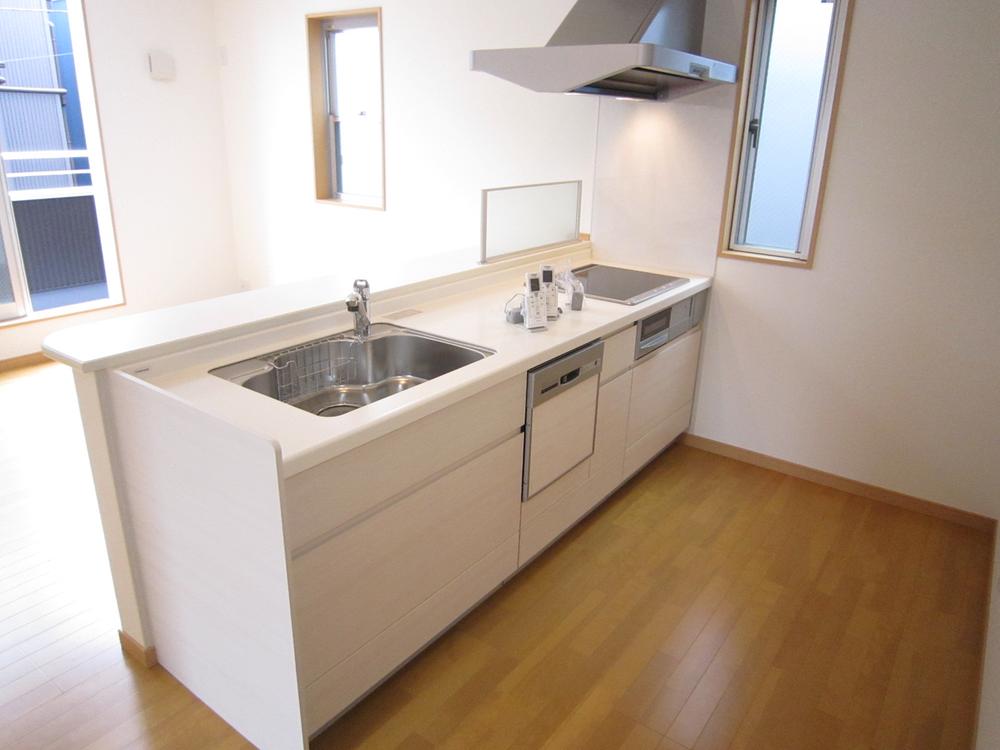 Kitchen. ■ Built-in dishwashing with a three-necked gas, Face-to-face system Kitchen!