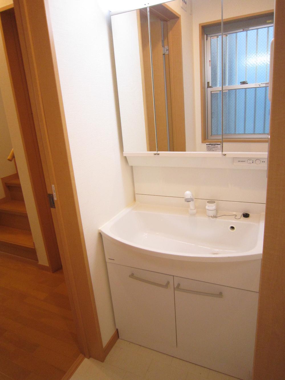 Wash basin, toilet. ■ Shampoo dresser