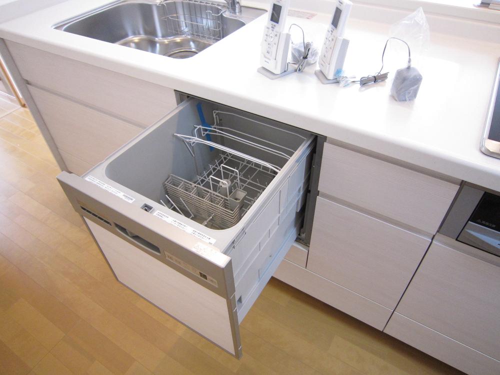 Kitchen. ■ Built-in dishwashing with a three-necked gas system Kitchen!