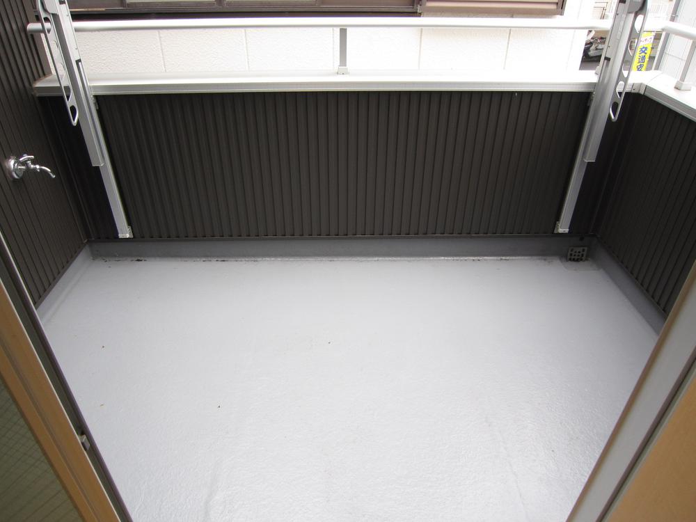 Balcony. ■ Second floor of the roof balcony