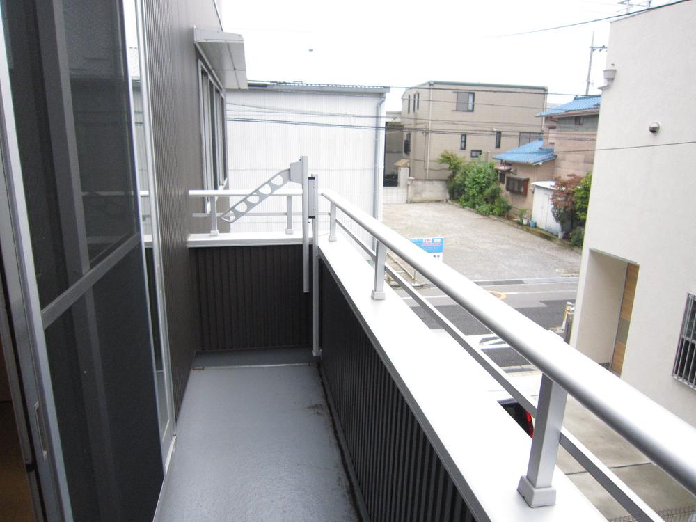 Wash basin, toilet. ■ balcony