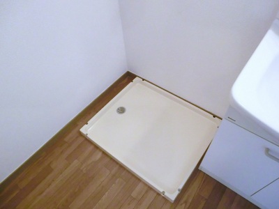 Washroom. Indoor Laundry Storage ・ There are dressing room.