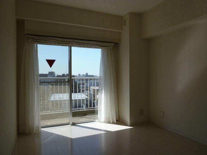 Non-living room. During the day been pointing day will be always bright room.