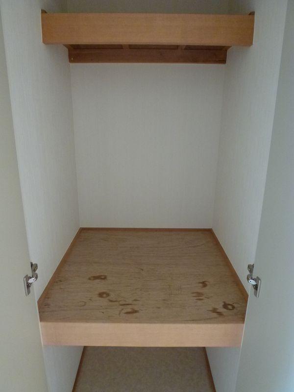 Receipt. Storage space in the hallway