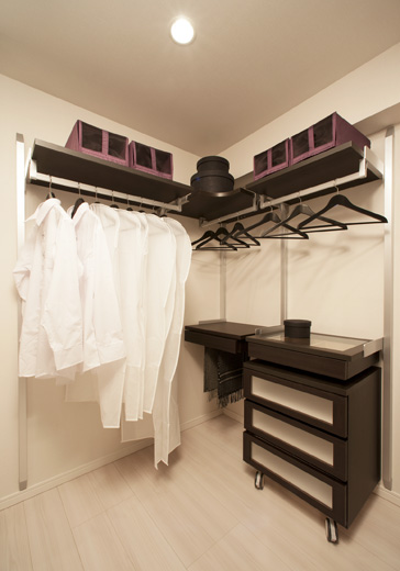 Receipt.  [Walk-in closet] The living room, Walk-in closet, Walk-through closet, It has established one of the closet.