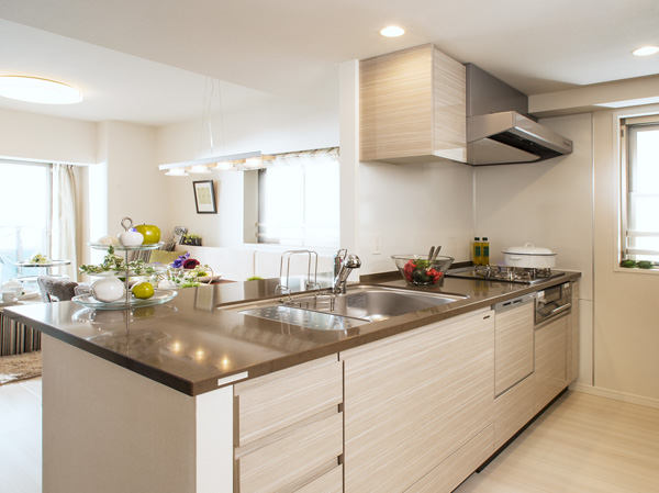 Kitchen.  [Functionality rich kitchen] First, Ensure the breadth. And we layout in consideration of the flow line. of course, Also stuck to various facilities such as a sink or stove. (Less than, Published photograph of the model room D type ※ Including some paid options / Application deadline Yes)