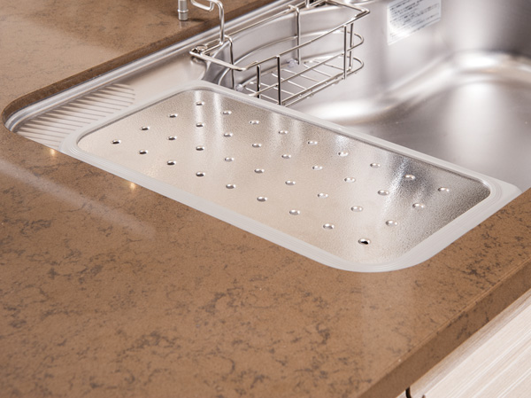 Kitchen.  [Draining plate] Since the water in the washing flows down to the sink naturally, You can use always clean and does not take water discarded effort.