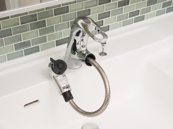 Bathing-wash room.  [Pull-out faucet] Adopt a water plug the drawer to use. Such as when to wash away the wash bowl, The item to very handy.